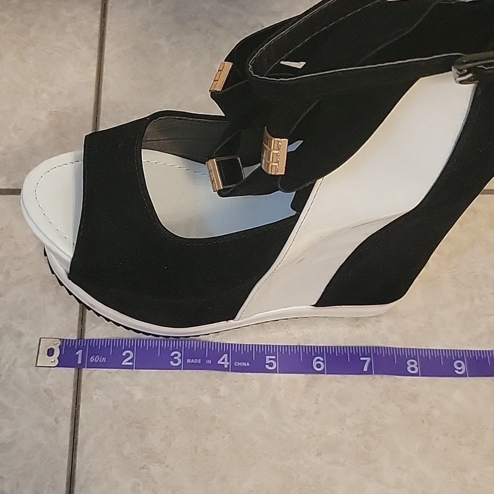 Women's peep toe platform wedge black and white Size 38 (7-7.5US)